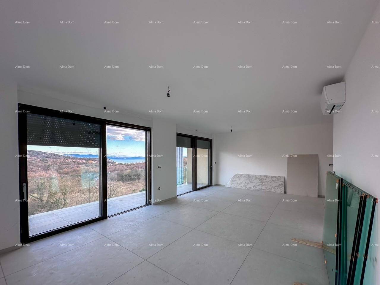 Heller Wohnbereich im Rohbau mit großen Fenstern und Meerblick.