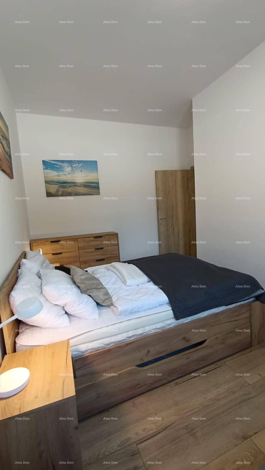 Schlafzimmer mit Holzbett, Nachttisch und schlichter, moderner Einrichtung.