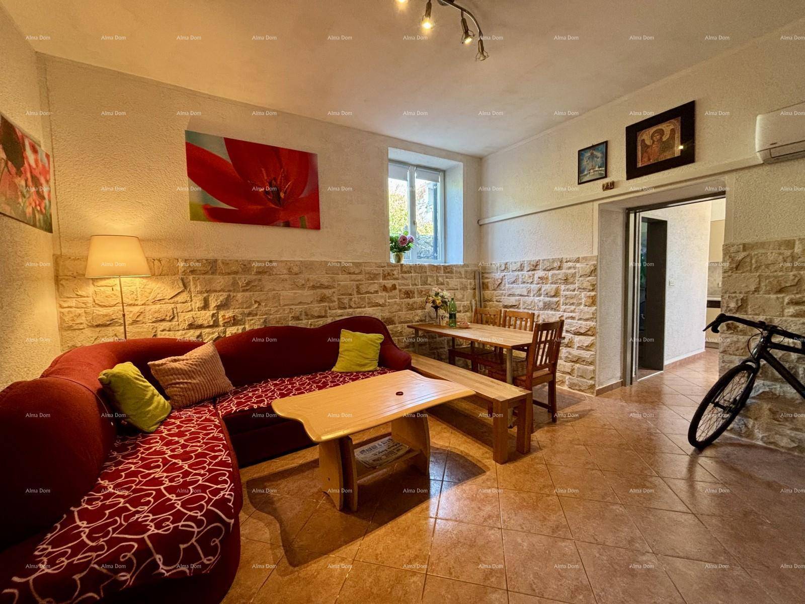 Gemütlicher Wohn-Essbereich mit großem Ecksofa, Holztisch und Steinwand-Akzenten, ideal für gesellige Stunden.