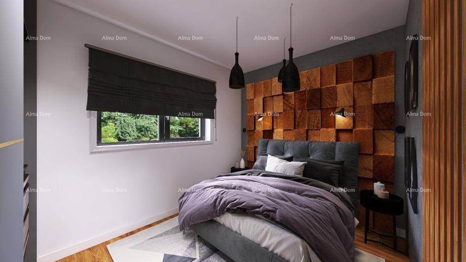 Gemütliches Schlafzimmer mit Holzwandverkleidung, großem Bett und Fensterblick.