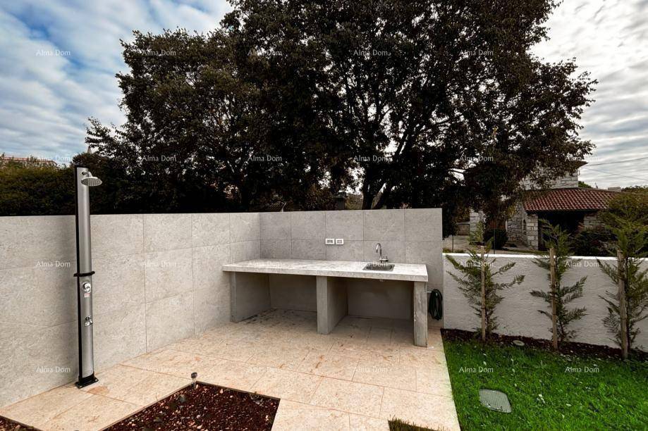 Funktionale Außenküche mit Spülbecken und Arbeitsfläche, ideal für Grillabende im Freien.