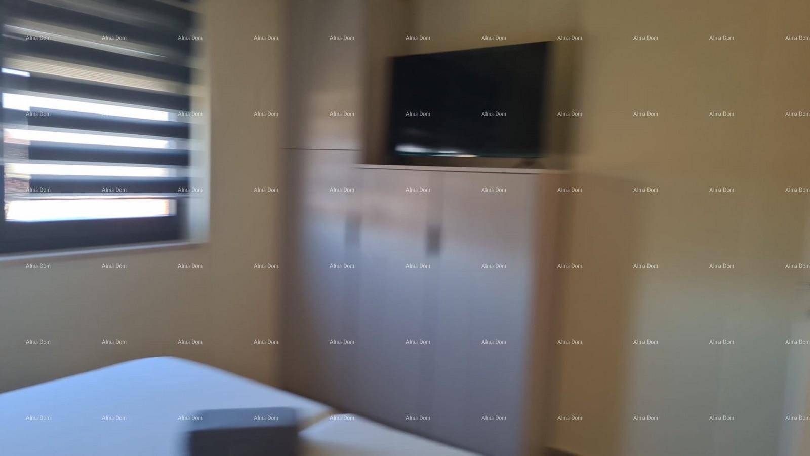 Schlafzimmer mit Fernseher und Kleiderschrank, jedoch unscharf dargestellt.