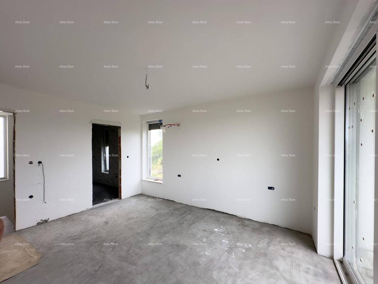 Unfertiger Raum mit Fenster und Schiebetür, bietet viel Tageslicht und Zugang nach draußen.