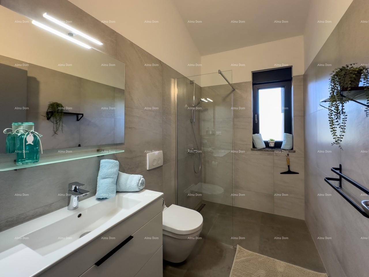 Modernes Badezimmer mit großer Duschkabine, WC und Waschbecken.