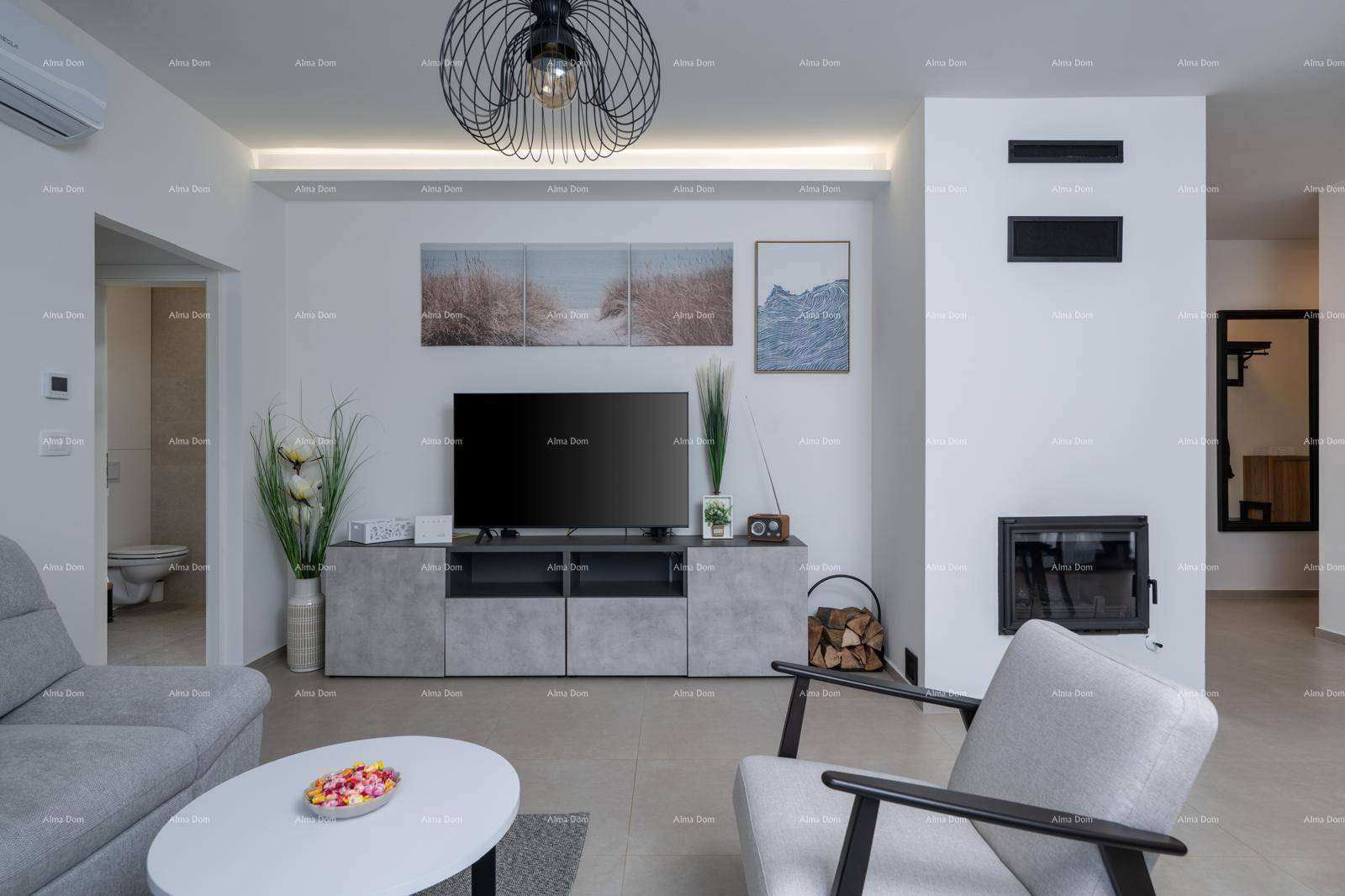 Gemütliches Wohnzimmer mit modernem Kamin, Sofa und stilvoller Dekoration.