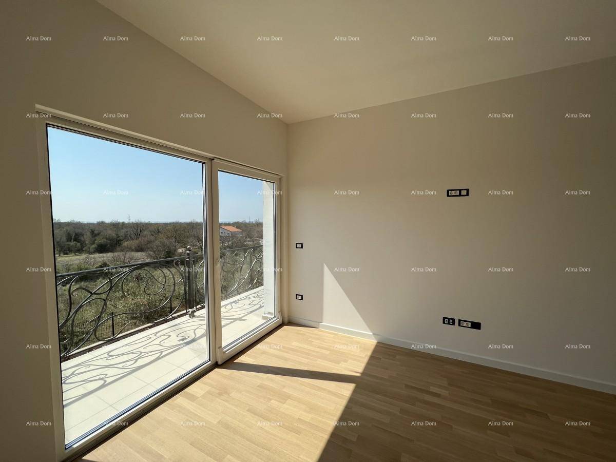 Lichtdurchflutetes Schlafzimmer mit Eichenparkett und weitem Blick ins Grüne vom Balkon.