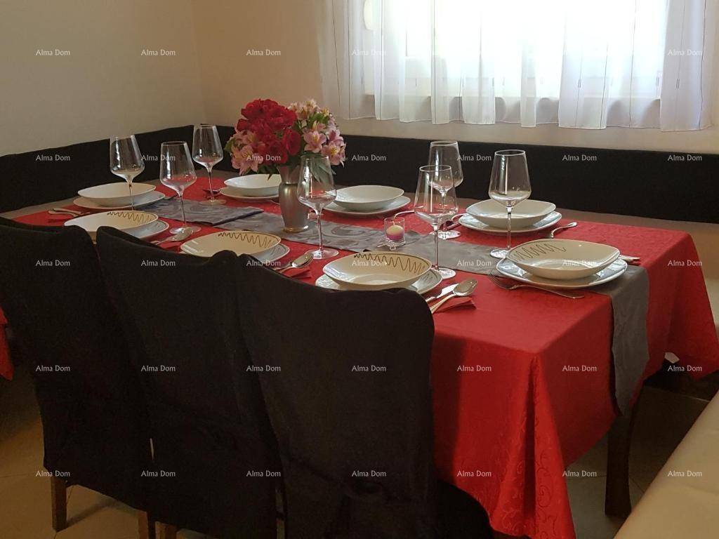 Festlich gedeckter Esstisch mit roter Tischdecke und eleganten Stühlen für besondere Anlässe.