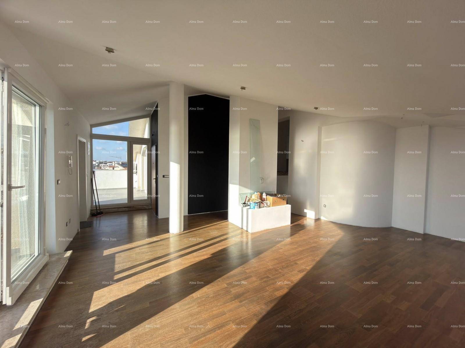 Heller, offener Wohnbereich mit Holzboden und direktem Zugang zu einer großen Dachterrasse.
