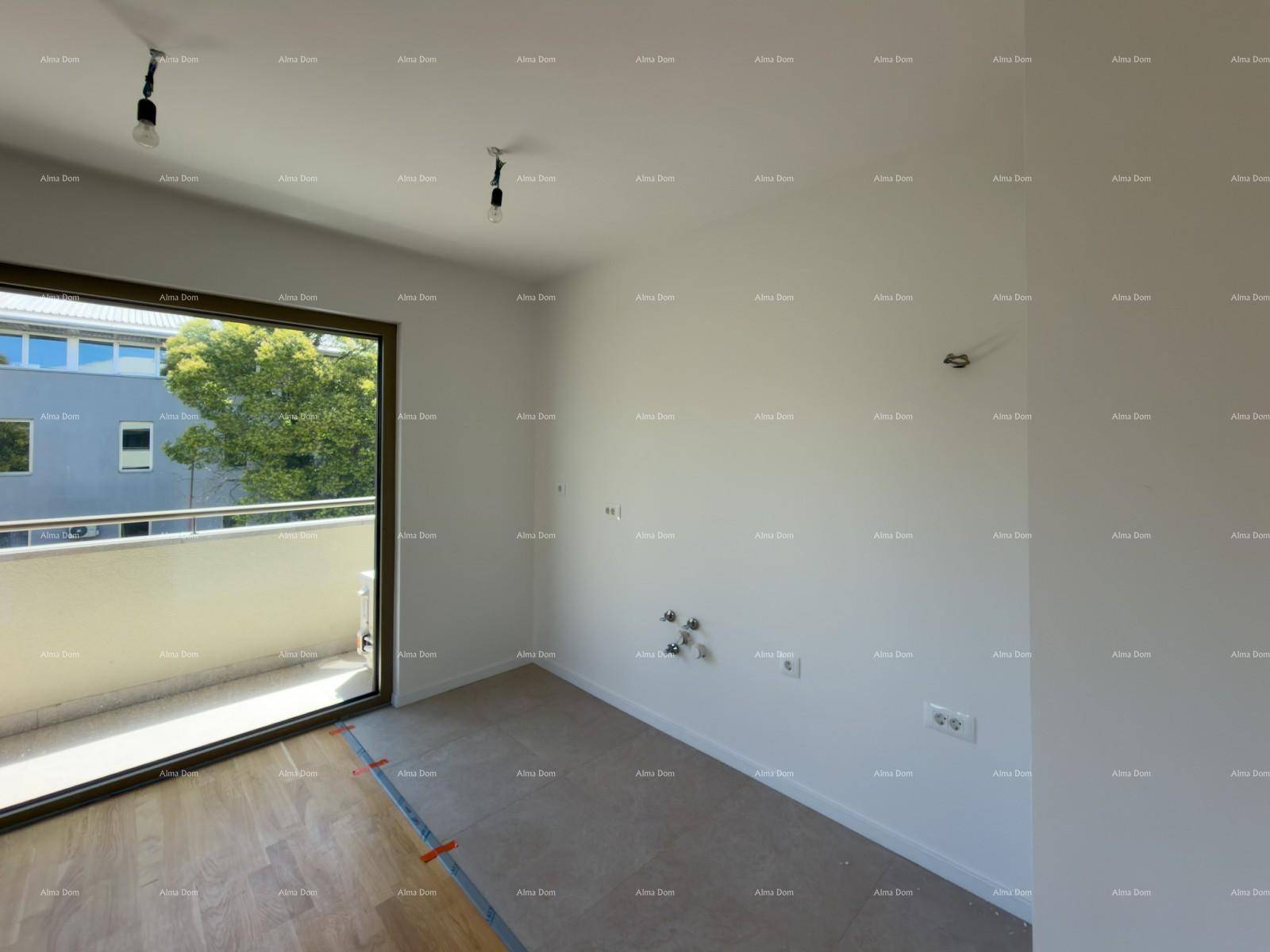 Heller Küchenbereich mit Fliesenboden und Holzboden, Balkonzugang und Anschlüssen für Geräte.
