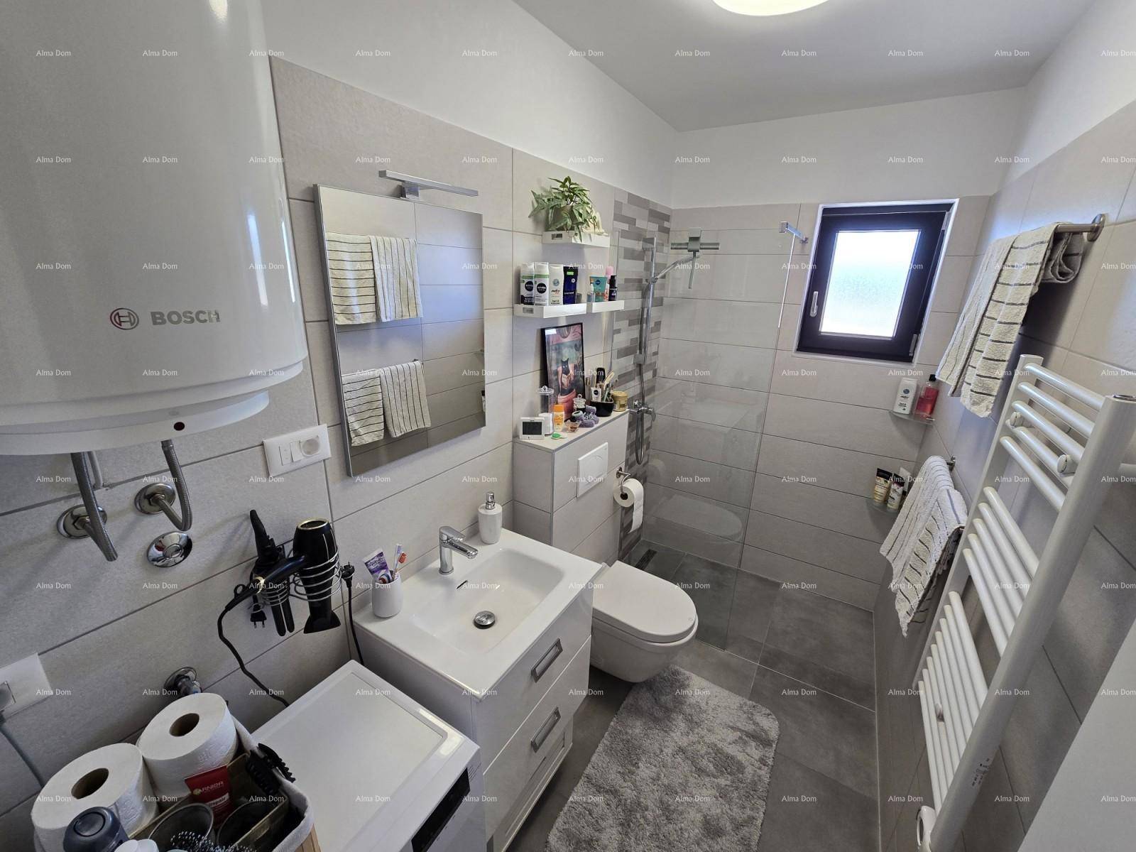 Modernes Badezimmer mit Dusche, Waschbecken, WC, Fenster und beheiztem Handtuchhalter.