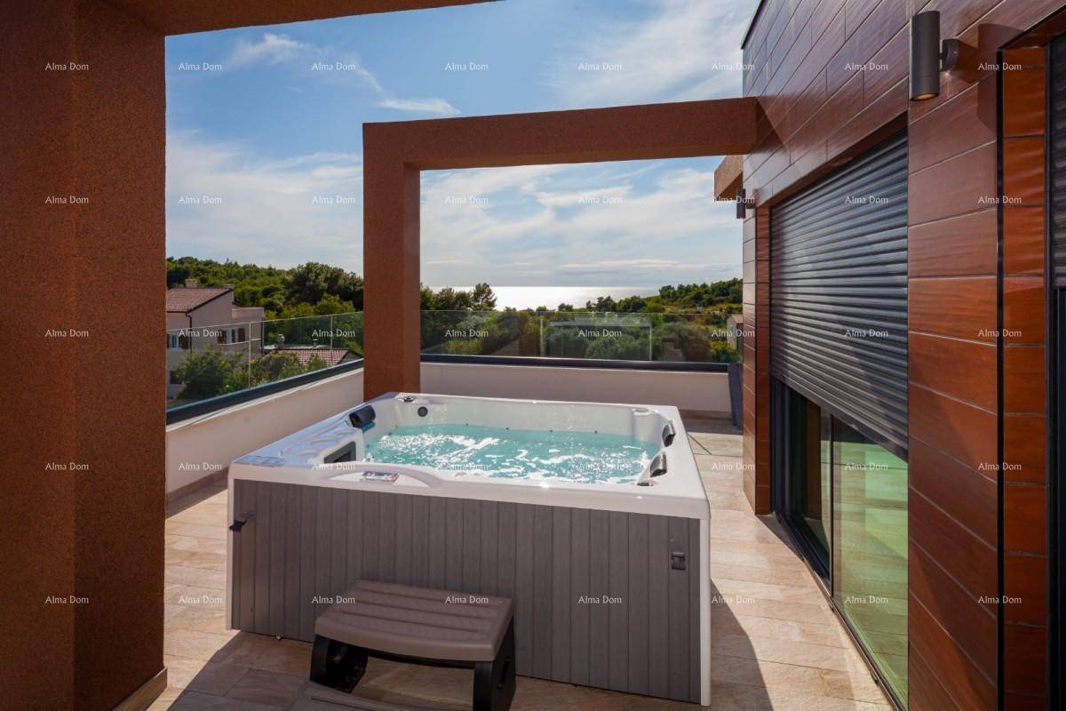 Privater Whirlpool auf dem Balkon mit weitem Meerblick und modernen Rollläden.