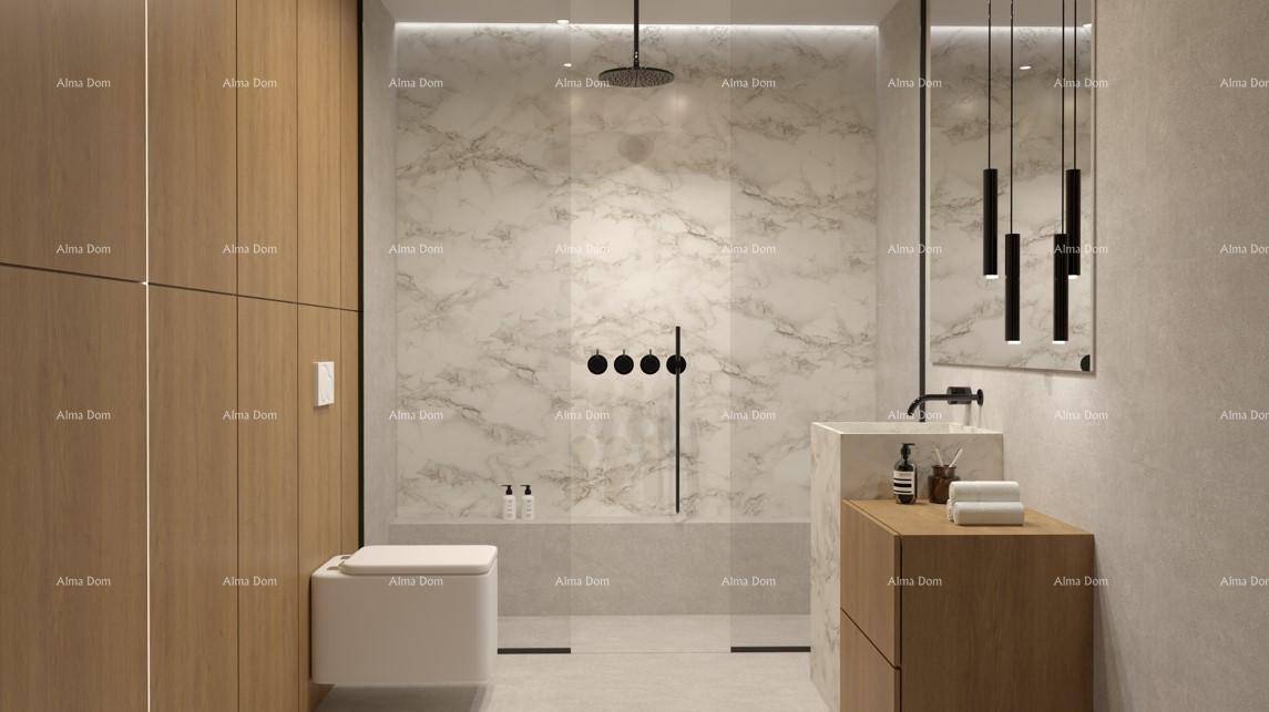 Modernes Badezimmer mit Marmorwänden, begehbarer Dusche und Holzschränken.