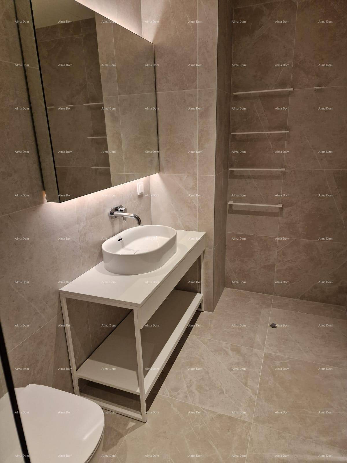 Modernes Badezimmer mit elegantem Waschbecken, Spiegelschrank und großformatigen Fliesen.