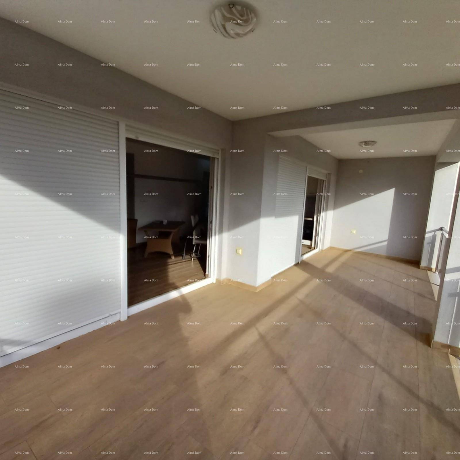 Heller und geräumiger Balkon mit Fliesenboden und Rollläden, der viel Platz für Outdoor-Möbel bietet.