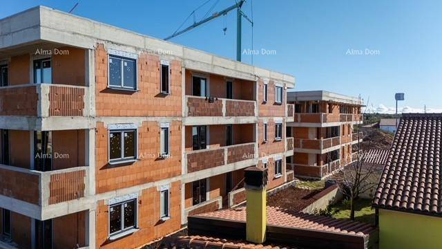 Neubau im Rohbau mit sichtbaren Ziegelwänden und bereits installierten Fenstern.