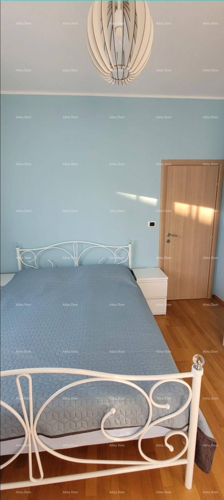 Schlafzimmer mit Doppelbett und einem Fenster, das den Raum mit Licht füllt.