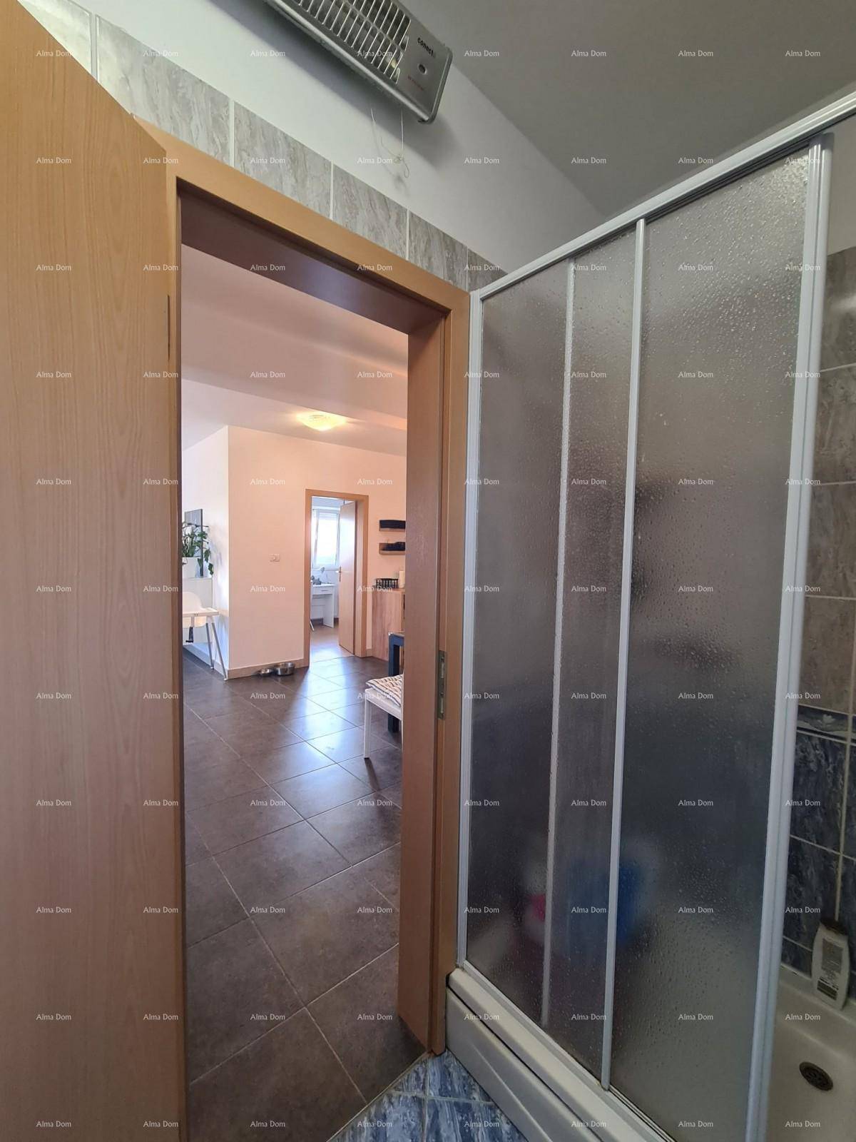 Blick aus der Duschkabine in den Flur, der zu den Wohnbereichen führt.
