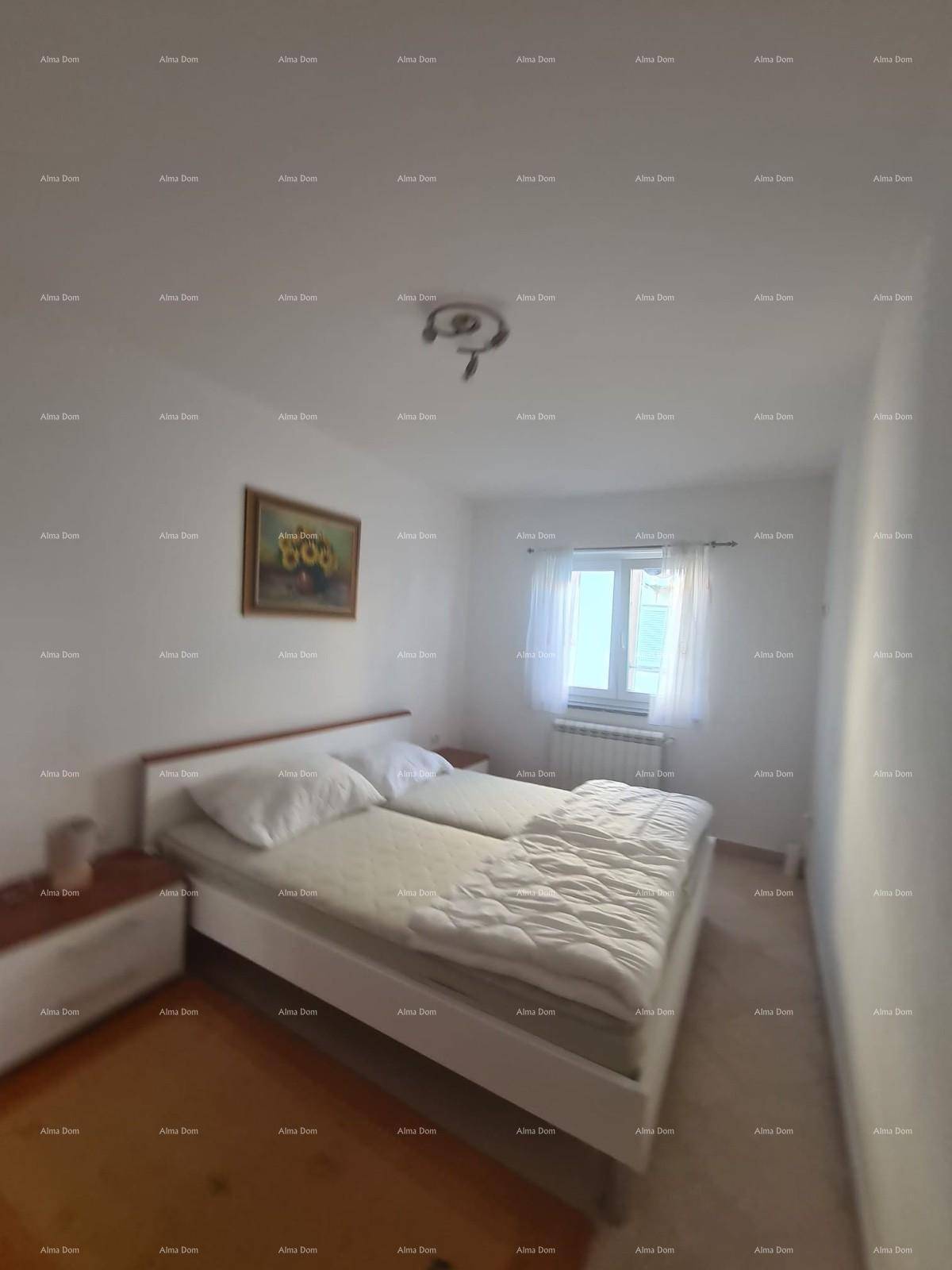 Schlafzimmer mit zwei Einzelbetten, Nachttischen und einem Fenster für natürliches Licht.