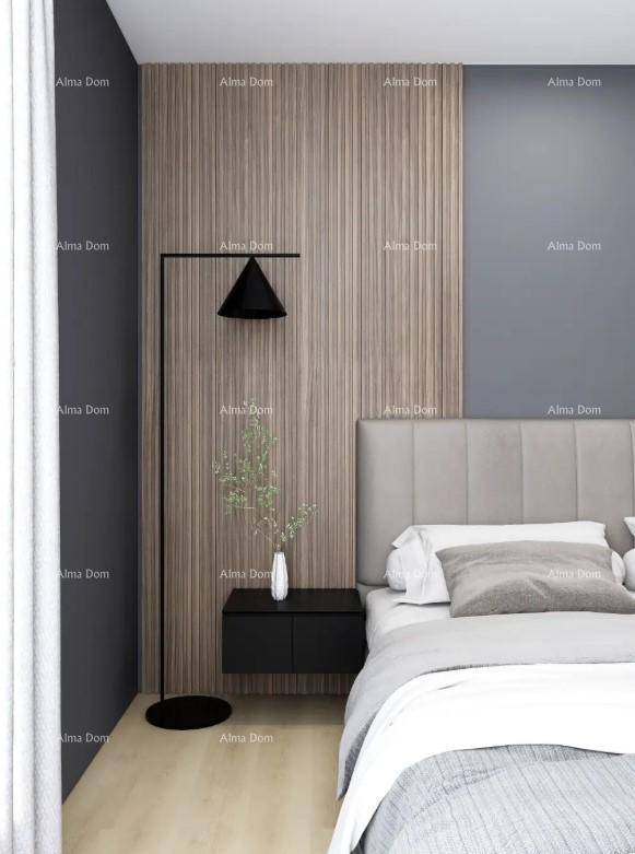 Detailansicht eines modernen Schlafzimmers mit Nachttisch, Stehlampe und Holzvertäfelung an der Wand.