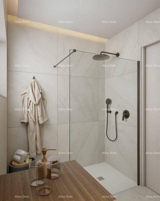 Elegantes Duschbad mit begehbarer Dusche, Regenduschkopf und modernen Armaturen.