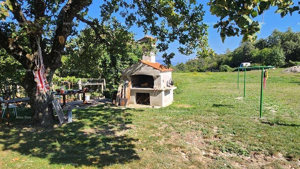 Gemütlicher Grillbereich im Garten mit einem gemauerten Grill und viel Platz im Freien.