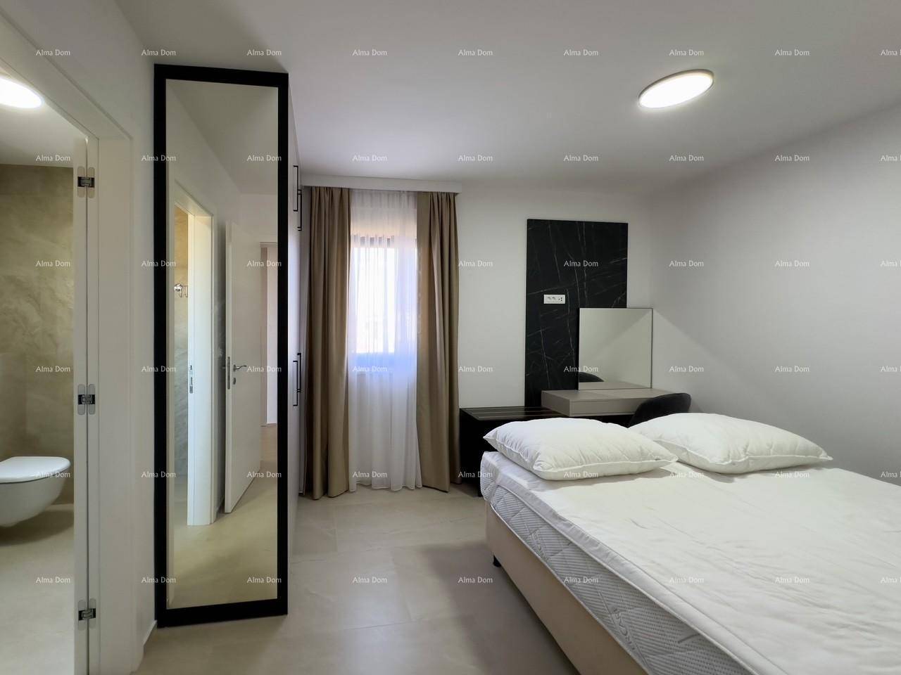 Modernes Schlafzimmer mit Doppelbett, großem Spiegel, Schminktisch und Zugang zum Badezimmer.