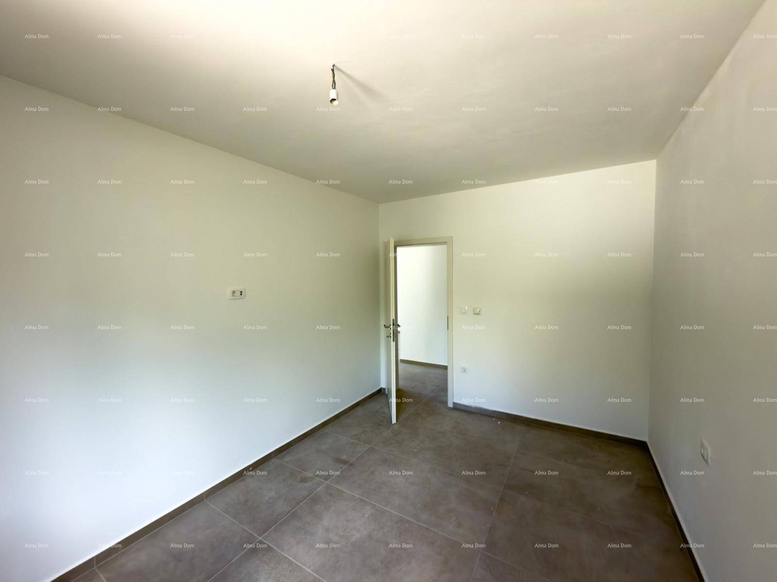Schlichtes Schlafzimmer mit Fliesenboden und weiß gestrichenen Wänden, bereit zur Einrichtung.