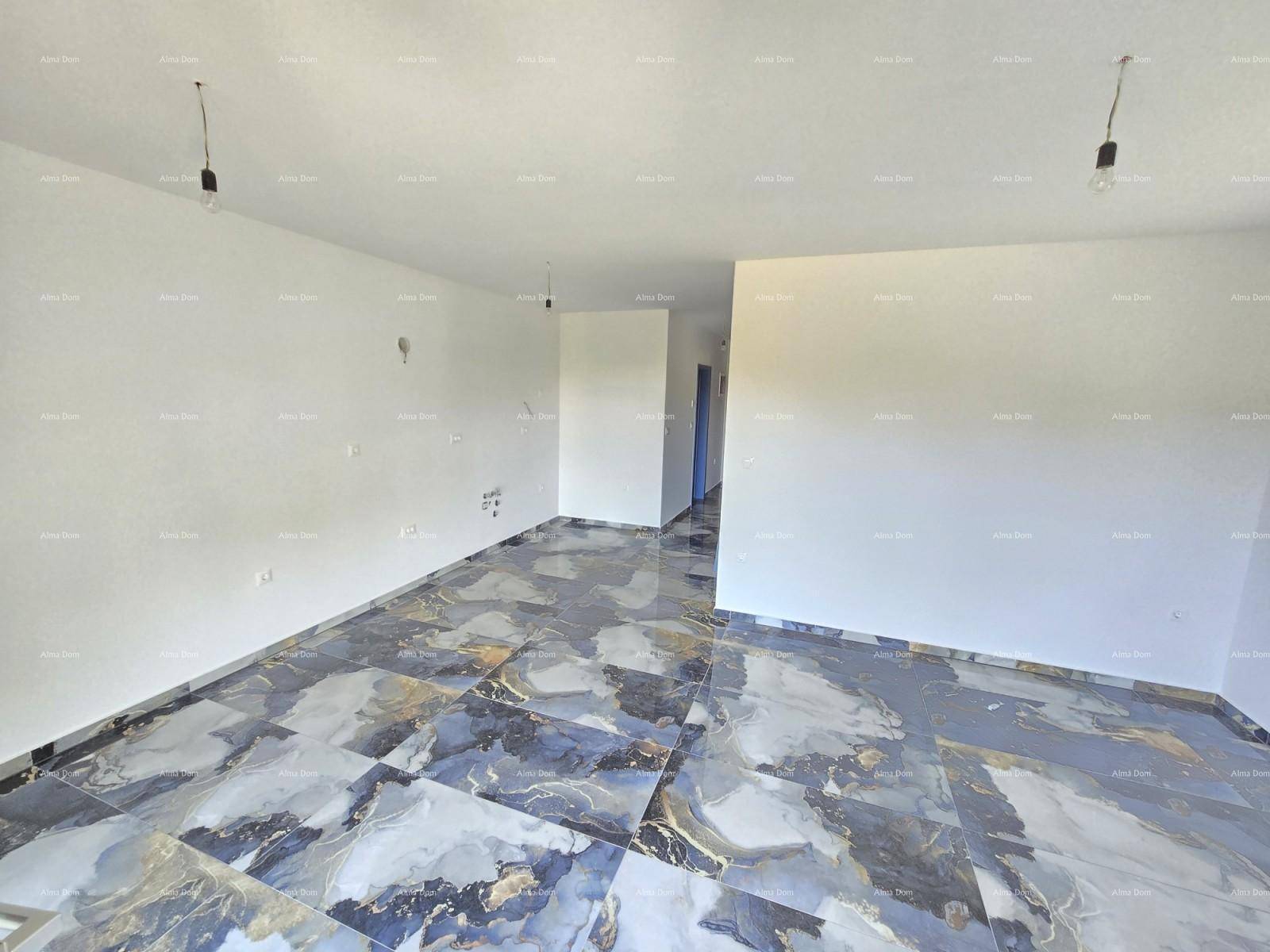 Großes, leeres Zimmer mit glänzenden Marmorfliesen und weiß gestrichenen Wänden, bereit zur individuellen Gestaltung.