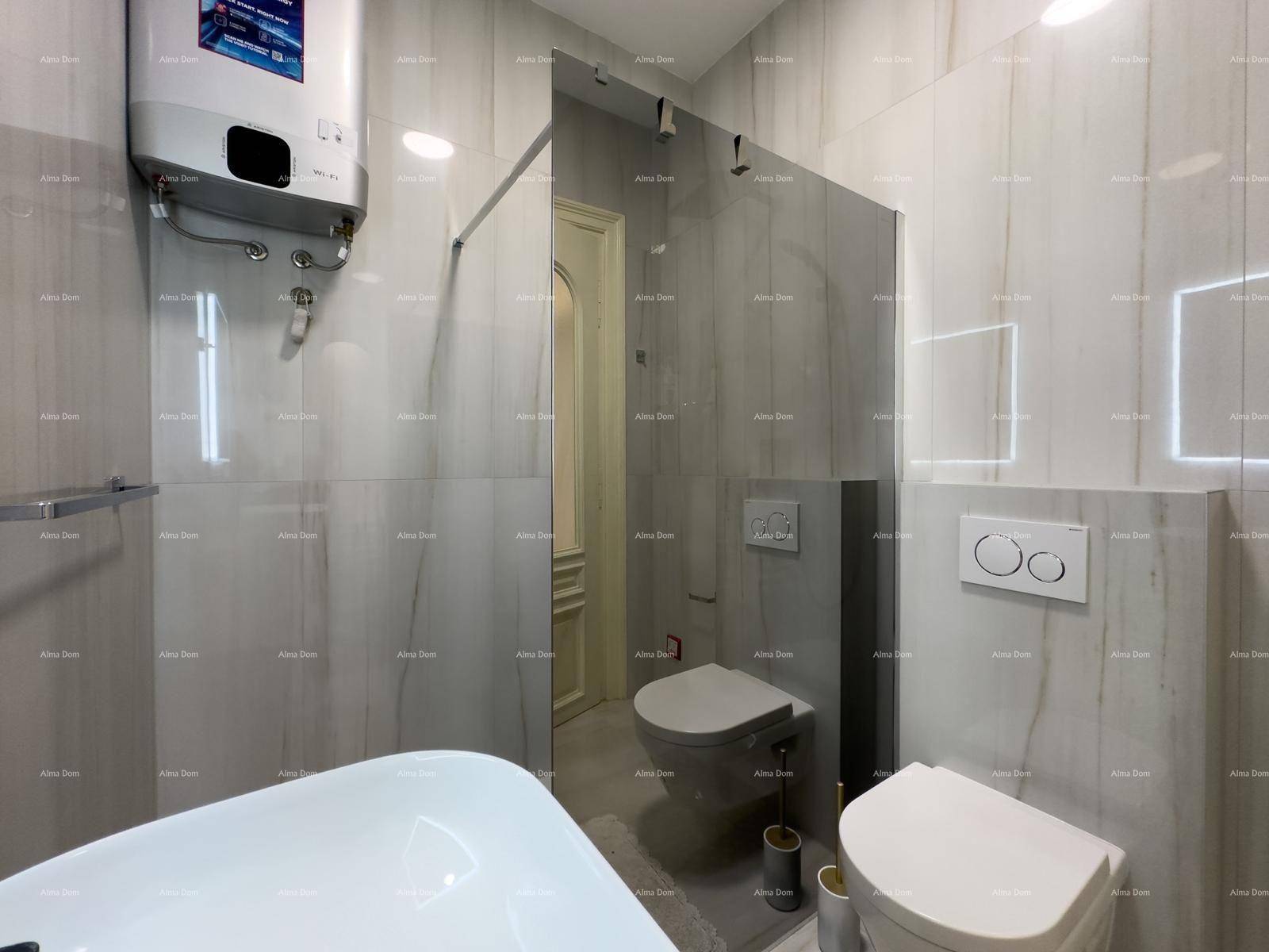 Modernes Badezimmer mit Wand-WC, Waschbecken und großem Spiegel, hell gefliest.