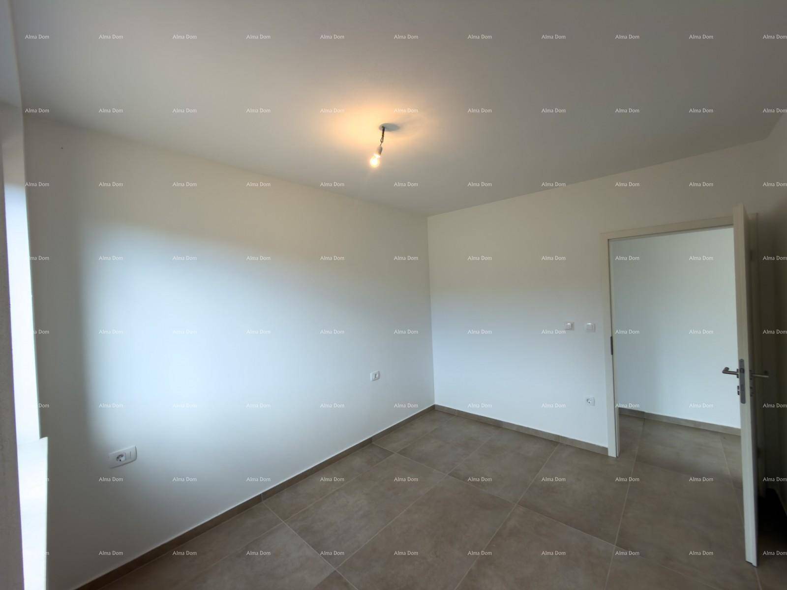 Geräumiges Zimmer mit Fliesenboden und weißen Wänden, bereit zur individuellen Gestaltung.