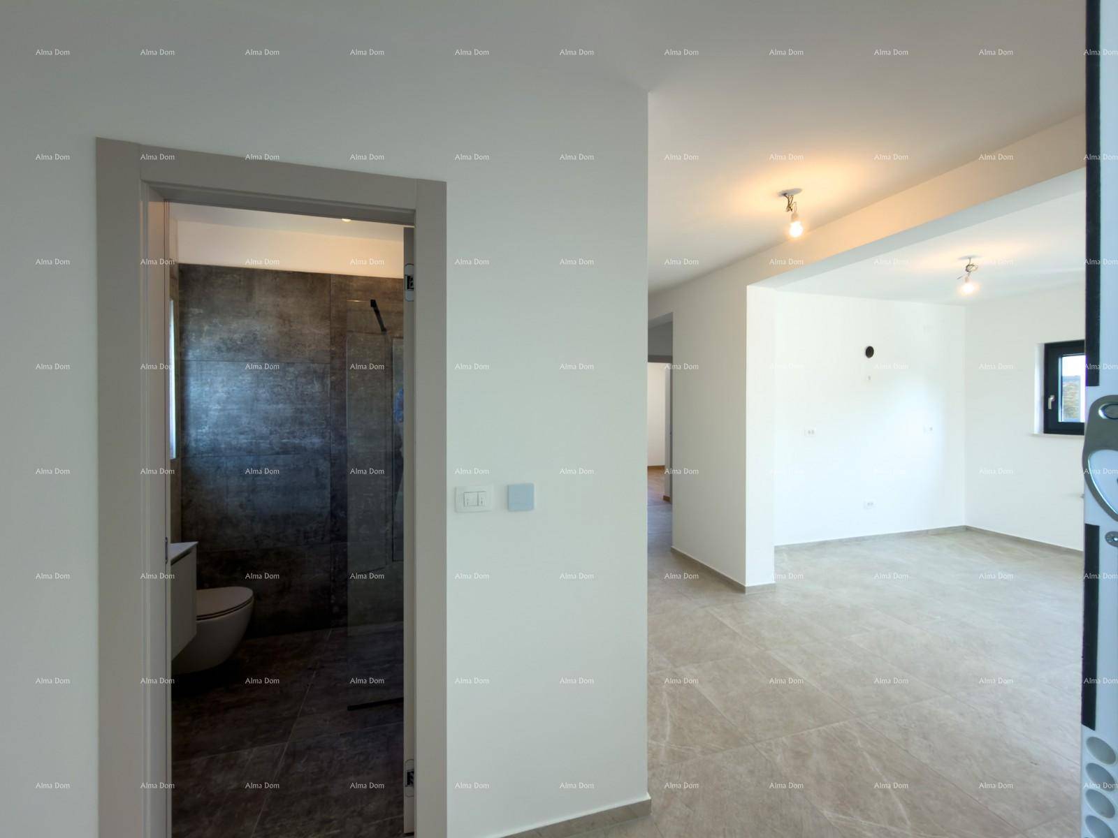 Heller Flur mit Fliesenboden und Zugang zu einem modernen Badezimmer und weiteren Räumen.