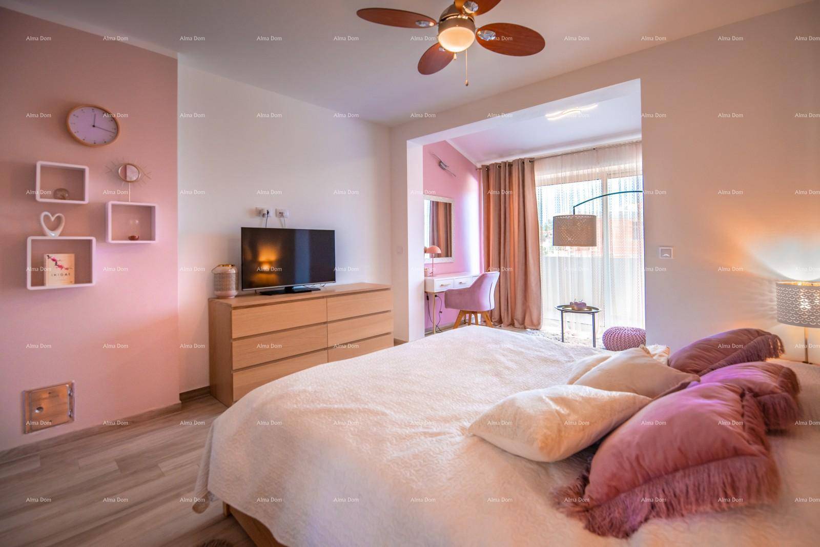 Geräumiges Schlafzimmer mit Doppelbett, Deckenventilator und integriertem Arbeitsbereich.