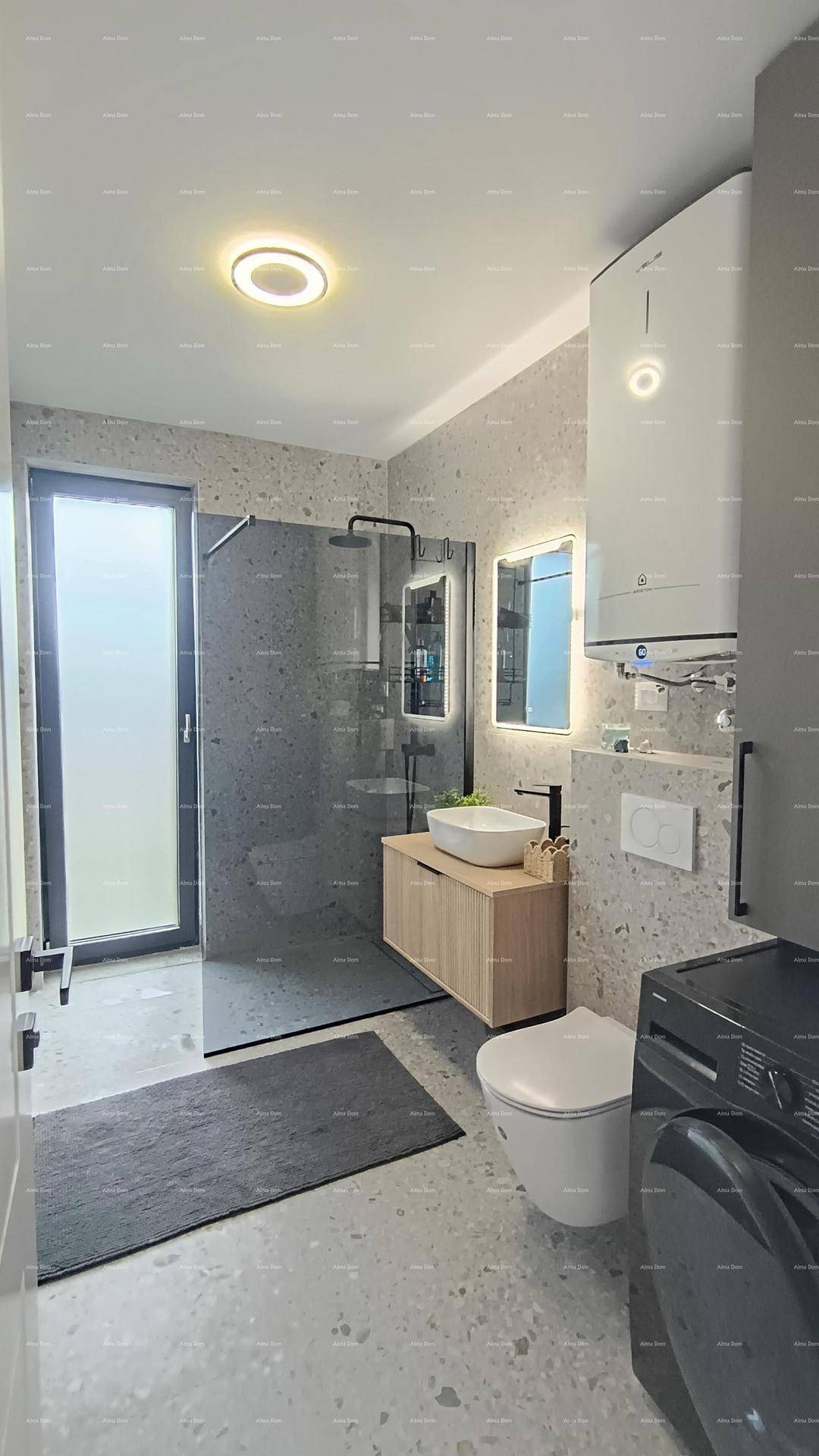 Funktionales Badezimmer mit begehbarer Dusche, modernem Design und Fenster.