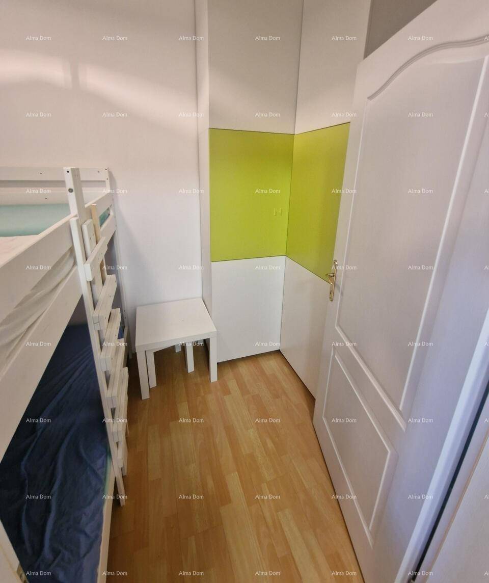 Kinderzimmer mit Etagenbett, Holzboden und einer farbigen Akzentwand.