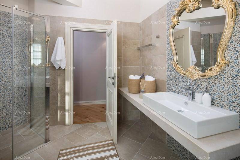 Modernes Badezimmer mit begehbarer Dusche, Einzelwaschbecken und dekorativem Spiegel.