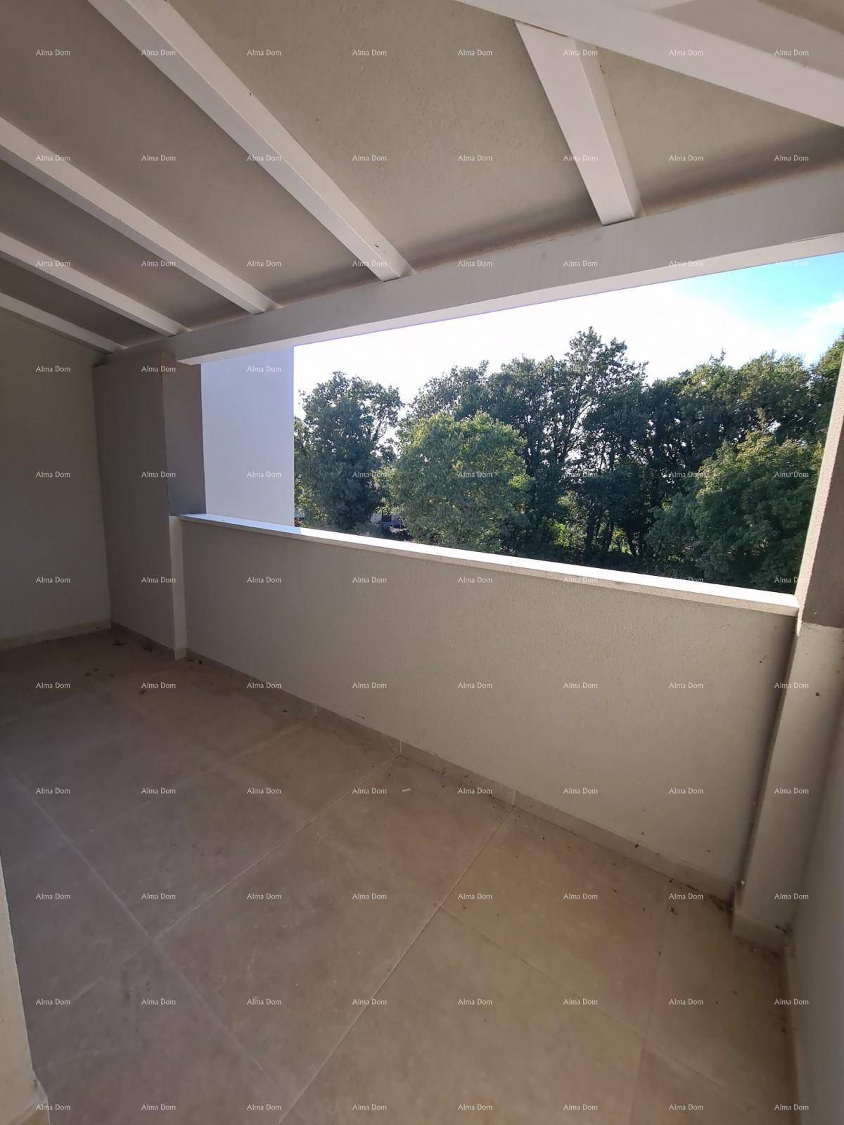 Überdachter Balkon mit Fliesenboden und Blick ins Grüne.