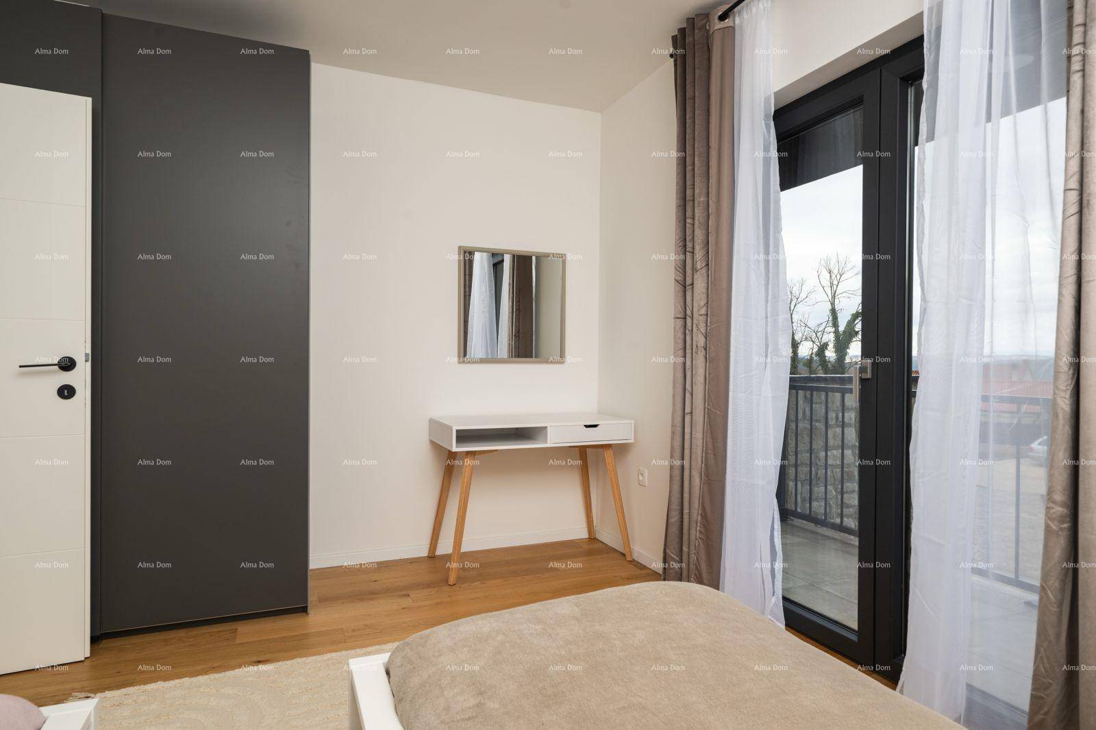 Schlafzimmer mit Holzboden, Schreibtisch und Zugang zu einem Balkon.