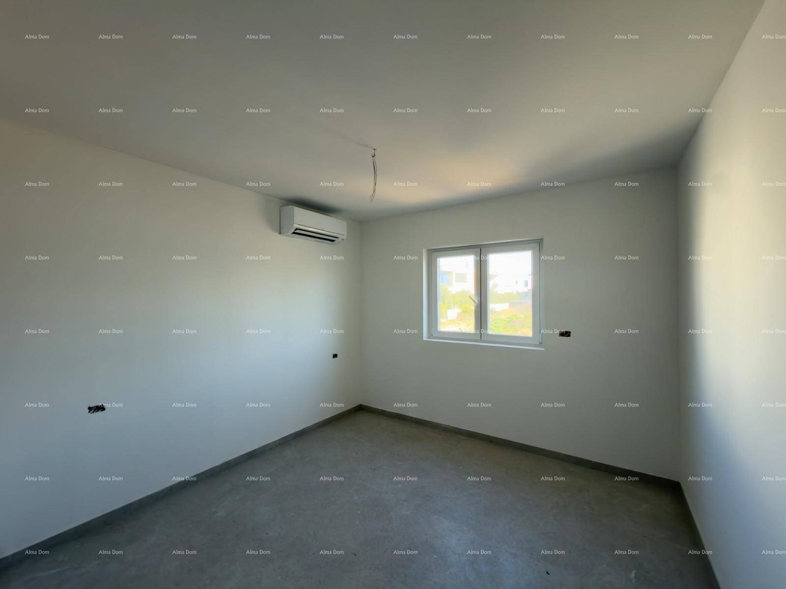 Heller, unmöblierter Raum im Rohbau mit Klimaanlage und Fenster.