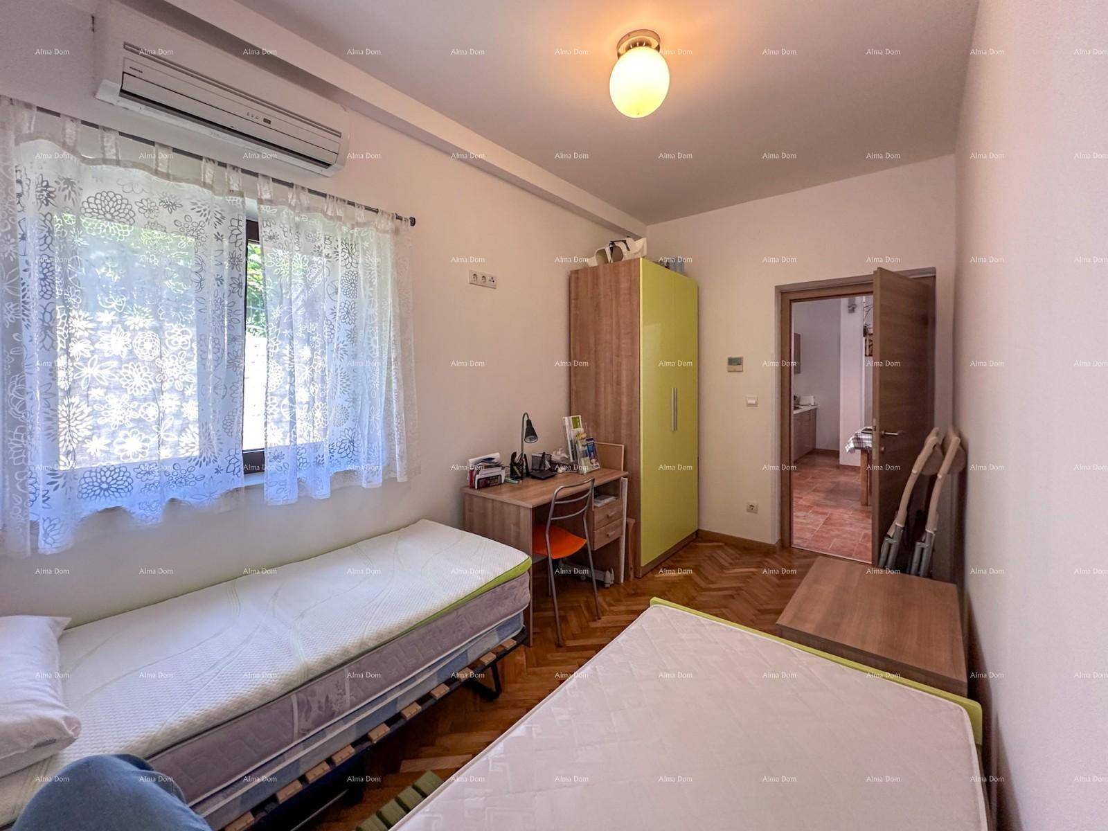 Geräumiges Schlafzimmer mit zwei Einzelbetten, Schreibtisch und Kleiderschrank.