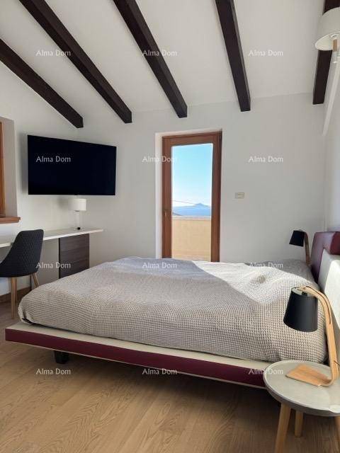 Modern eingerichtetes Schlafzimmer mit Holzbalken, Flachbildfernseher und Zugang zum Außenbereich.