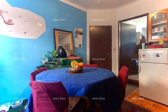 Gemütlicher Essbereich in der Küche mit blauer Wand und einem runden Tisch für Mahlzeiten.