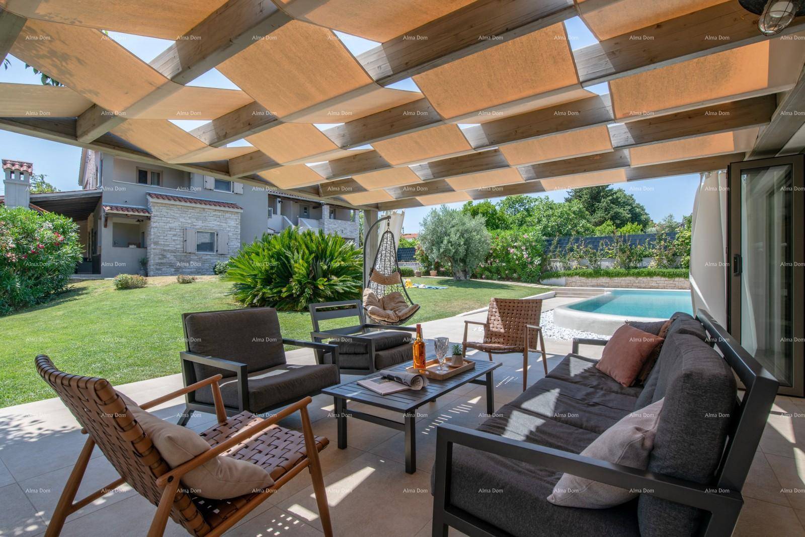 Überdachte Terrasse mit bequemen Lounge-Möbeln und Blick auf den Garten und Poolbereich.