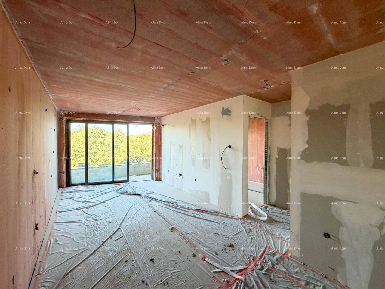 Großer Raum im Rohbau mit Blick durch die Fenster auf die grüne Umgebung und viel Licht.