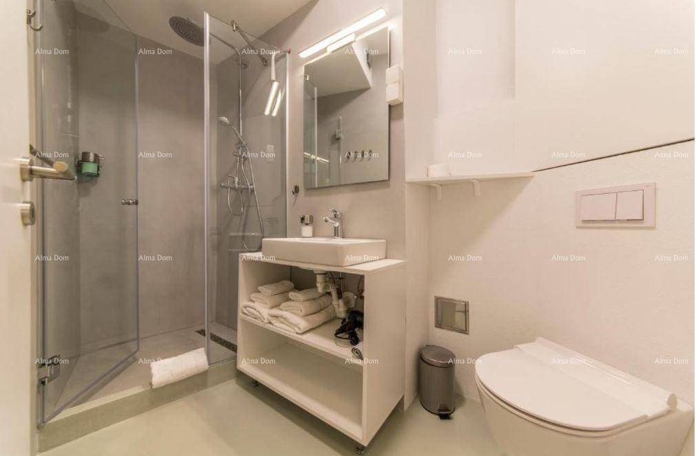 Modernes Badezimmer mit ebenerdiger Dusche, Waschbecken und Wand-WC.