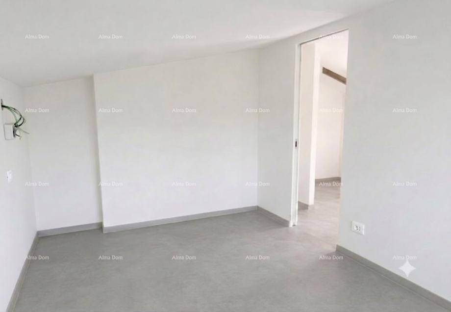 Unmöbliertes Zimmer mit weißen Wänden und Betonboden, bietet vielseitige Nutzungsmöglichkeiten.