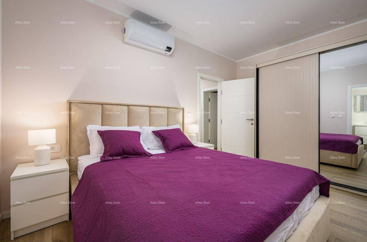 Schlafzimmer mit Doppelbett, Klimaanlage und großem Kleiderschrank mit Spiegelschiebetüren.