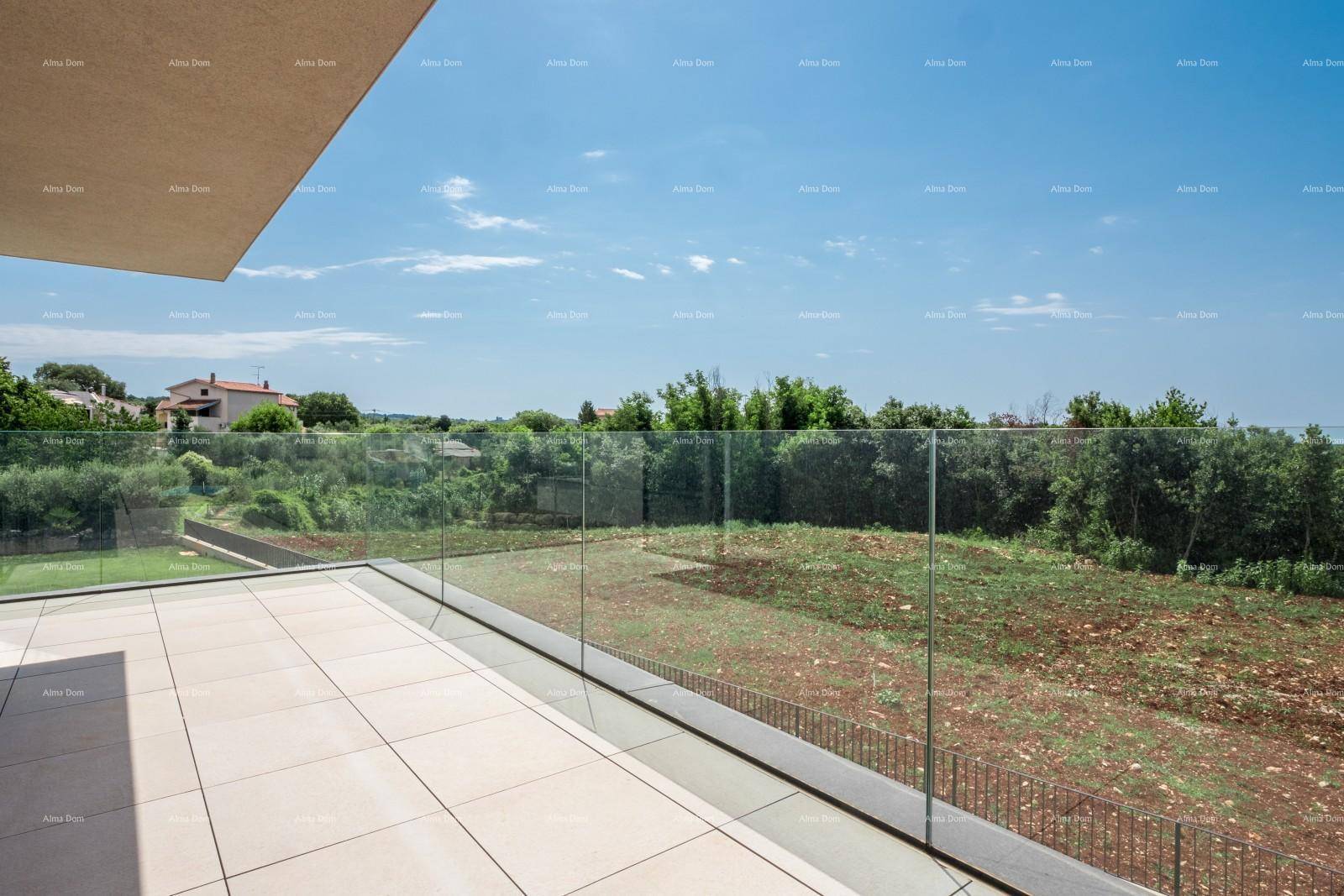 Geräumiger Balkon mit Glasgeländer und weitem Blick über die grüne Landschaft.