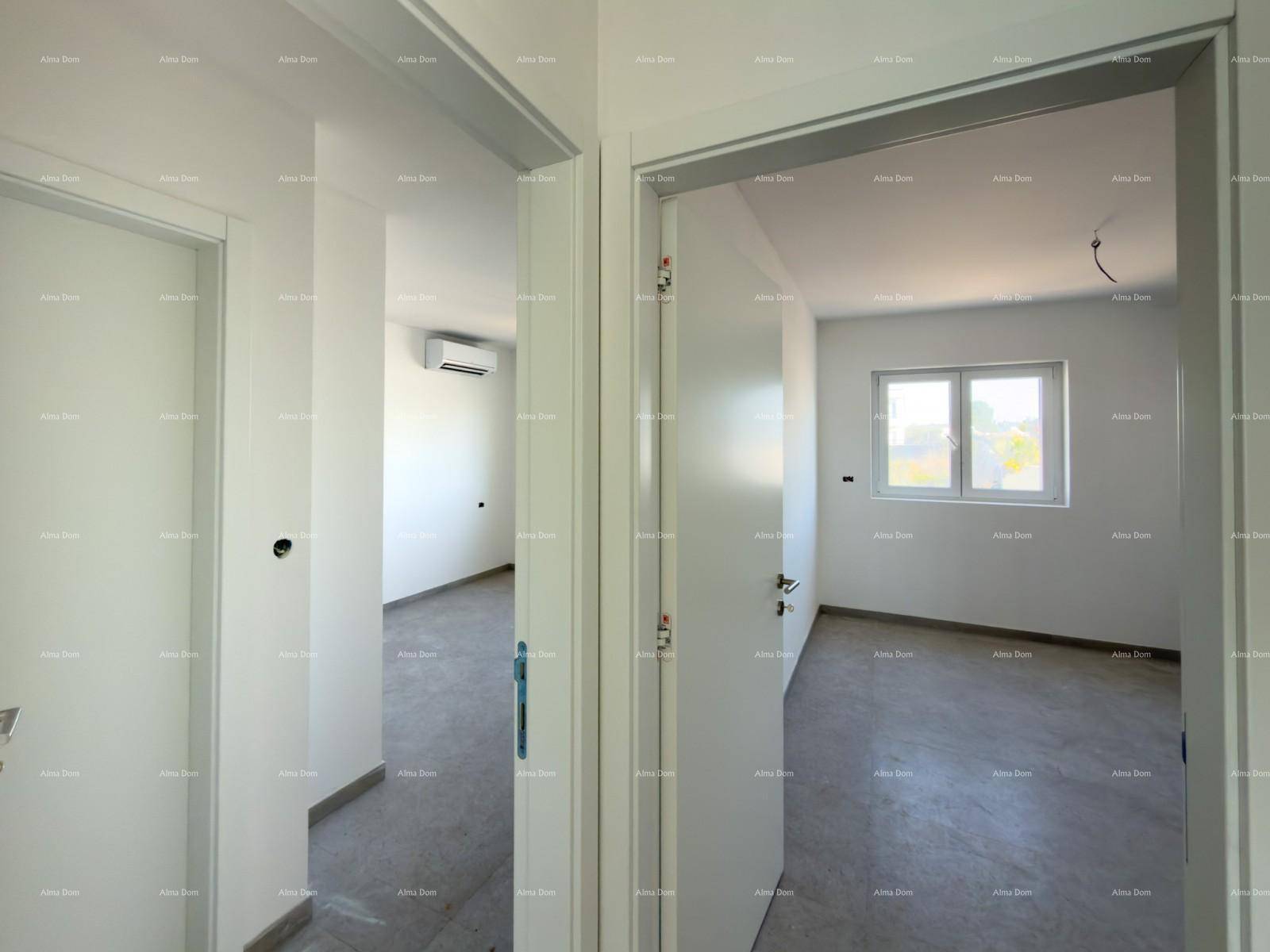 Heller Flur mit Türen zu weiteren Räumen, die sich im Rohbau befinden.
