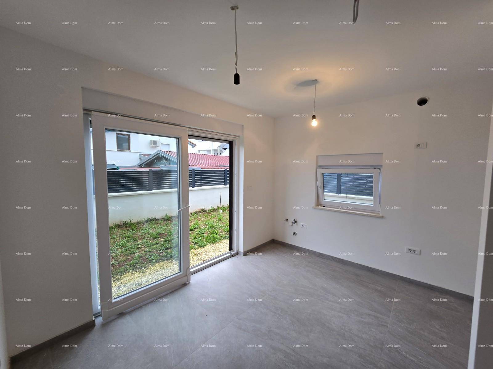 Geräumiger Wohnbereich mit viel Tageslicht, Fliesenboden und Zugang zum Außenbereich.