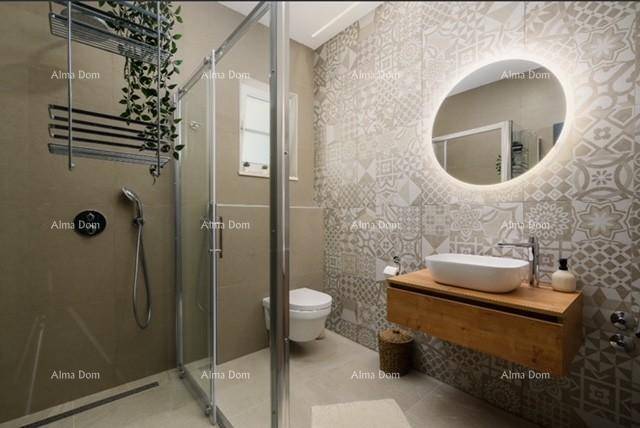 Modernes Badezimmer mit begehbarer Dusche, Holzwaschtisch und beleuchtetem Rundspiegel.